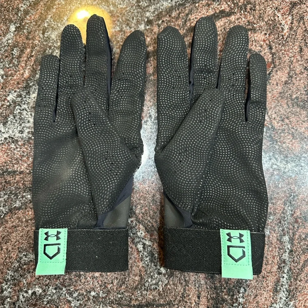 Women’s Under Armour radar batting gloves size xl